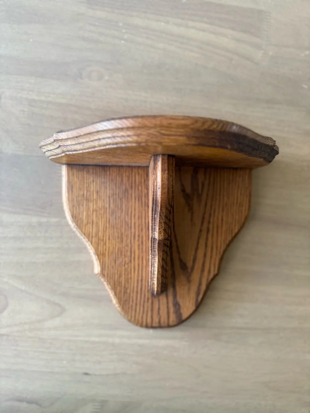 Simply charming wooden shelf - perfect plant display